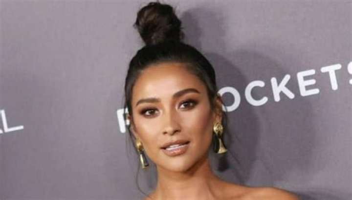 Shay Mitchell Bra Size, Age, Weight, Height, Measurements