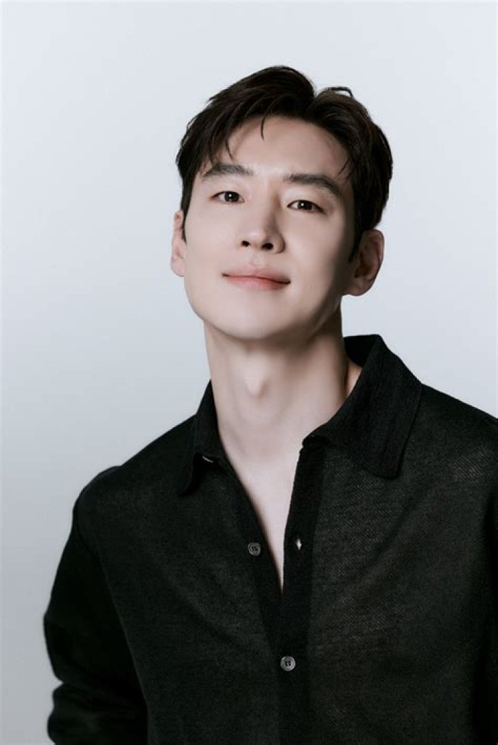 Unveiling The Age Of Lee Je Hoon: A Closer Look At The Talented Actor